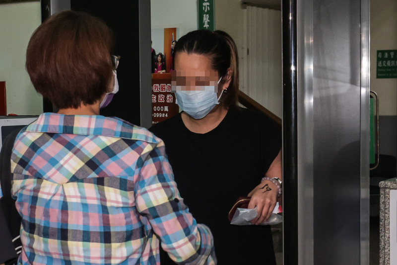 新北地檢署偵辦板橋某幼兒園教保員疑餵藥案，8日以被告身分通知彭姓園長與另4名教保員到案說明；檢察官複訊後諭令何姓、徐姓、王姓女教保員各以新台幣3萬元交保。圖為晚間何姓教保員（右）交保後步出地檢署，全程不發一語。 (圖：中央社)