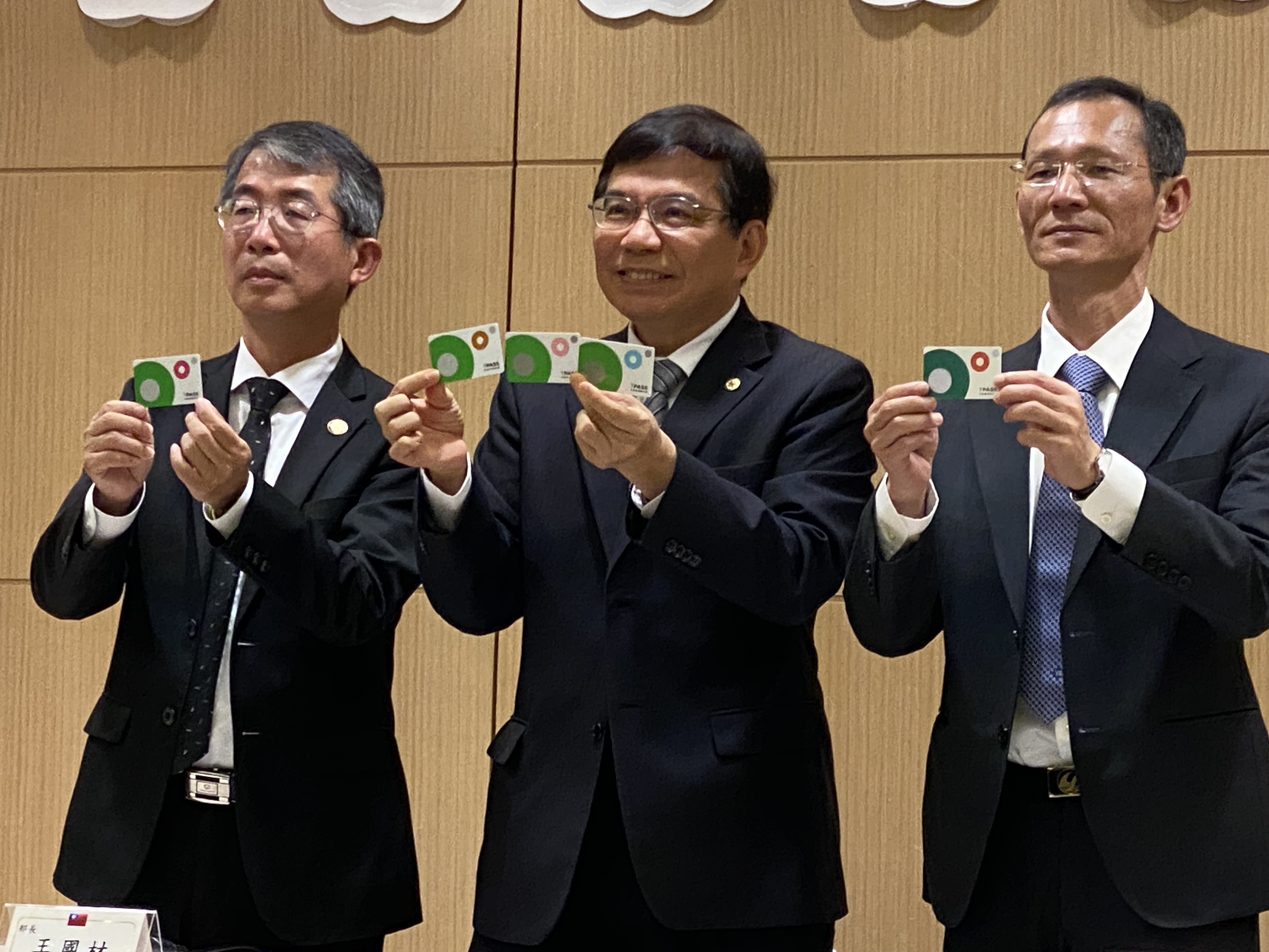 交通部長王國材(中)8日率領公路總局局長陳文瑞(左)及路政司長林福山(右)，公布「公共運輸通勤月票」最新進度，並出示基北北桃、中彰投苗以及南高屏等三大生活圈最新出爐的票卡正面設計。(吳琍君攝)