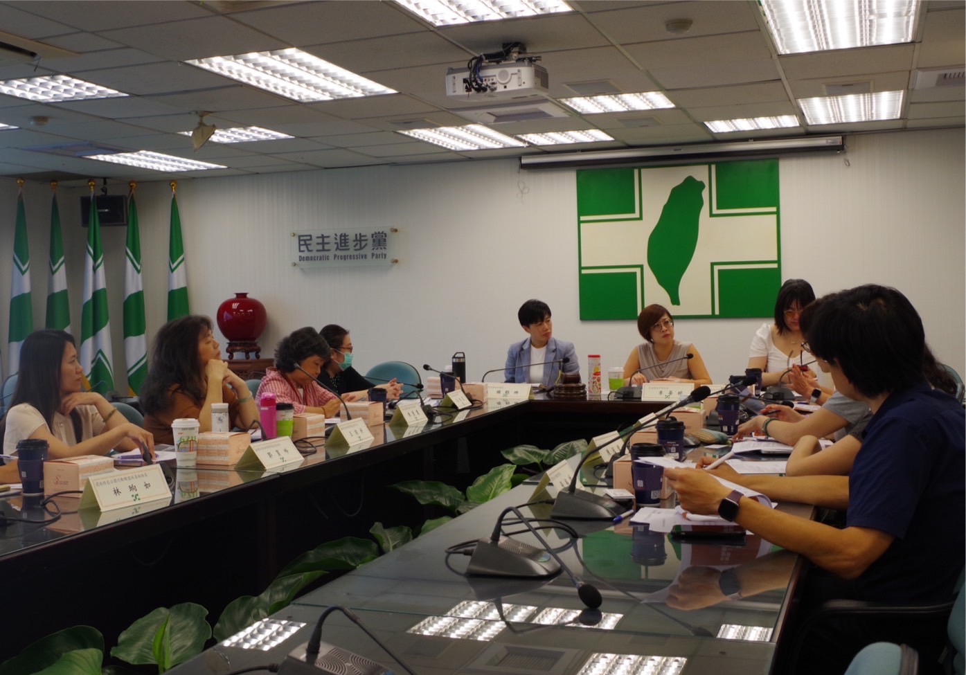 民主進步黨性別平等事務部8日舉辦焦點座談，邀請婦女與性別倡議團體共同與會，探討性平政策。(圖：民進黨提供)