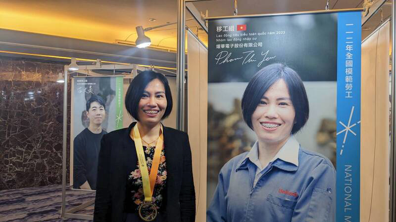 在科技大廠從事機台操作與產品檢核工作的越南籍模範移工范氏安（PHAM THI YEN）已在台灣工作12年，為了向台籍同事學習更多技術，工作之餘上夜間補校學習中文。 (圖：中央社)