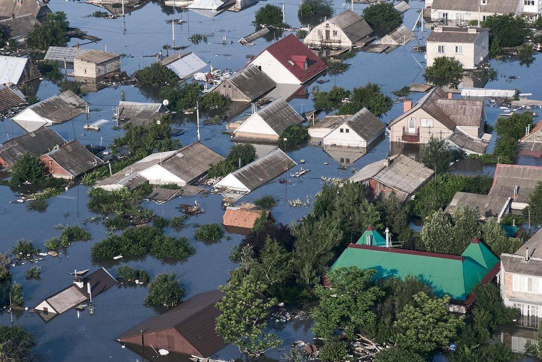 烏克蘭表示，烏南卡科夫卡(Kakhovka)大壩潰，已經造成16人死亡、31人失蹤。圖為水庫遭炸毀後淹水情況。(Twitter/@DefenceU)