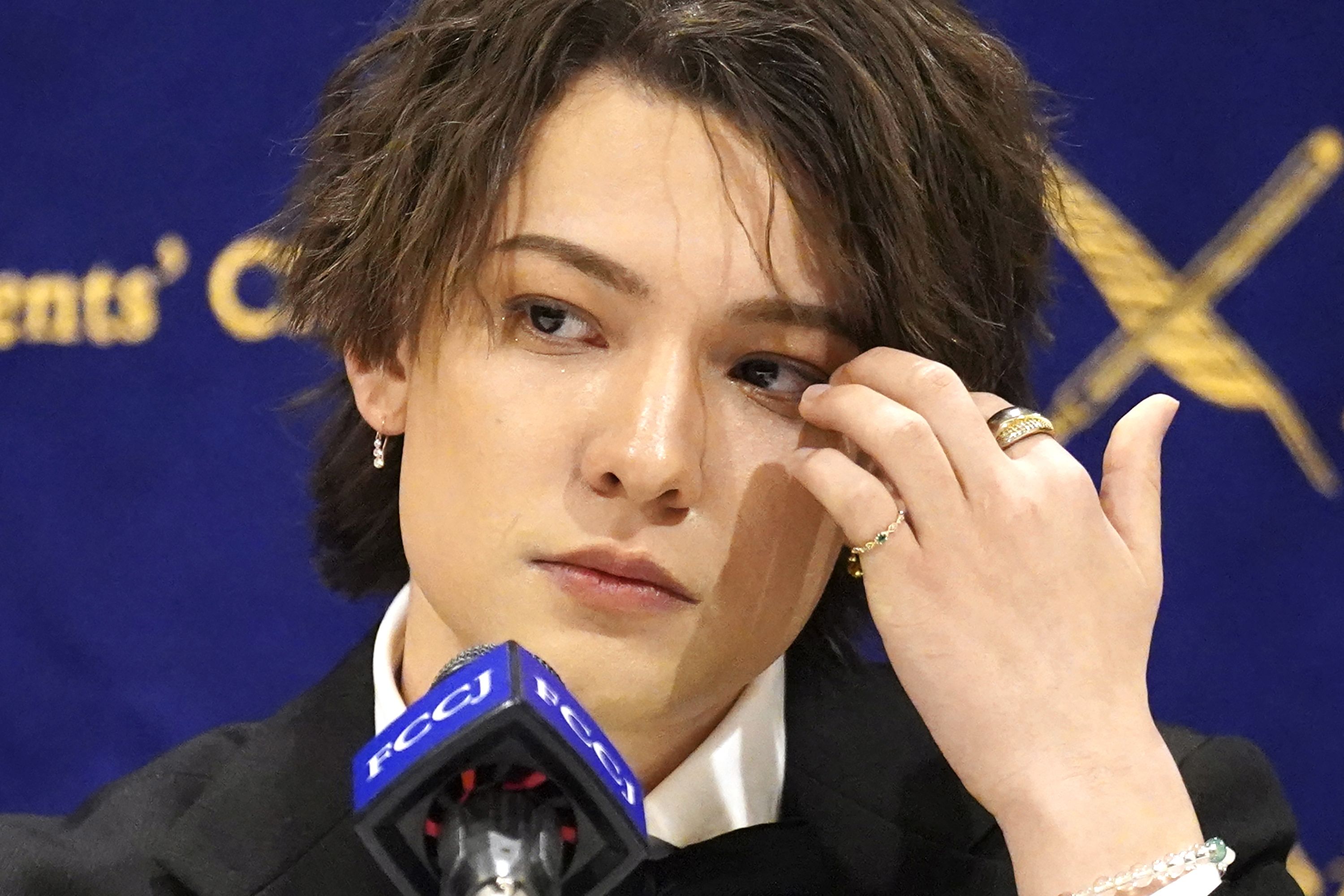 一名原本將在傑尼斯出道的男星岡本考安2023年4月12日在一場記者會上，公開揭發傑尼斯已故創辦人喜多川曾性侵他。(美聯社/達志影像)