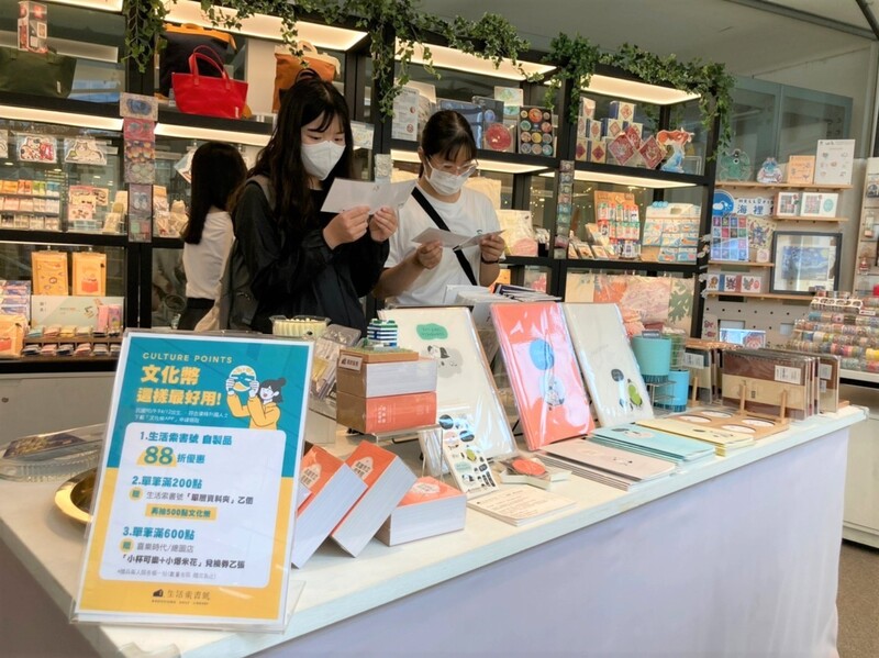 行政院長陳建仁宣布，文化部成年禮金將擴大發放範圍，16歲至22歲皆能領取。圖為年輕人前往書店採購圖書。(高雄市文化局提供) (圖：中央社)