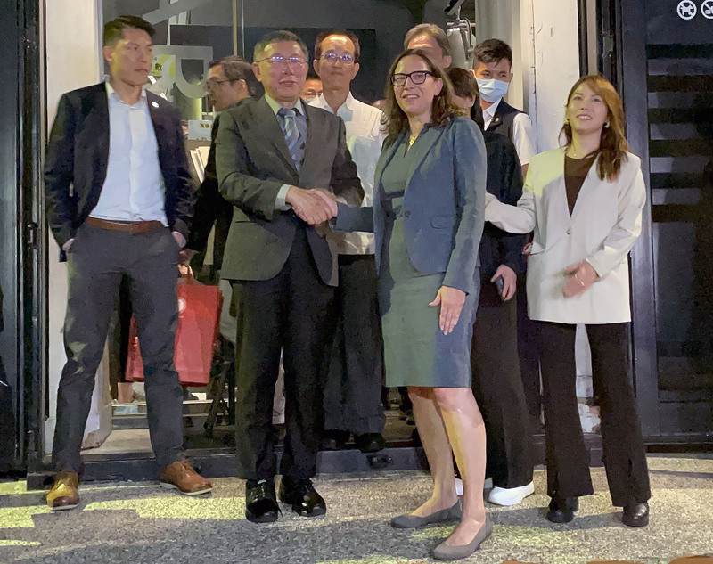 民眾黨主席柯文哲(前排左)9日晚間和美國在台協會(AIT)主席羅森柏格(前排右)在高雄閉門餐會。(圖：中央社)
