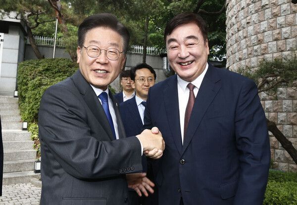 中國駐韓大使邢海明8日與南韓最大在野黨黨魁李在明會面時表示，現在賭中國會輸的人之後一定會後悔。(圖:推特@haechanyang7)