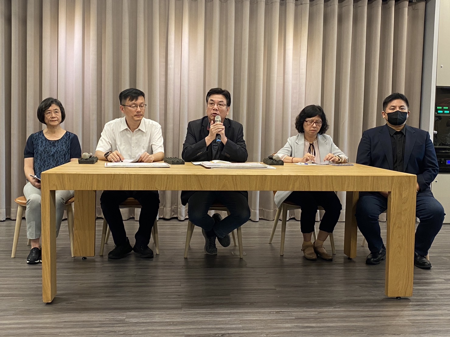 新北市板橋某幼兒園爆出老師餵小孩吃安眠藥事件，新北市副市長劉和然(中)9日上午率領相關局處首長臨時舉行記者會，說明處理進度。(王韋婷攝)