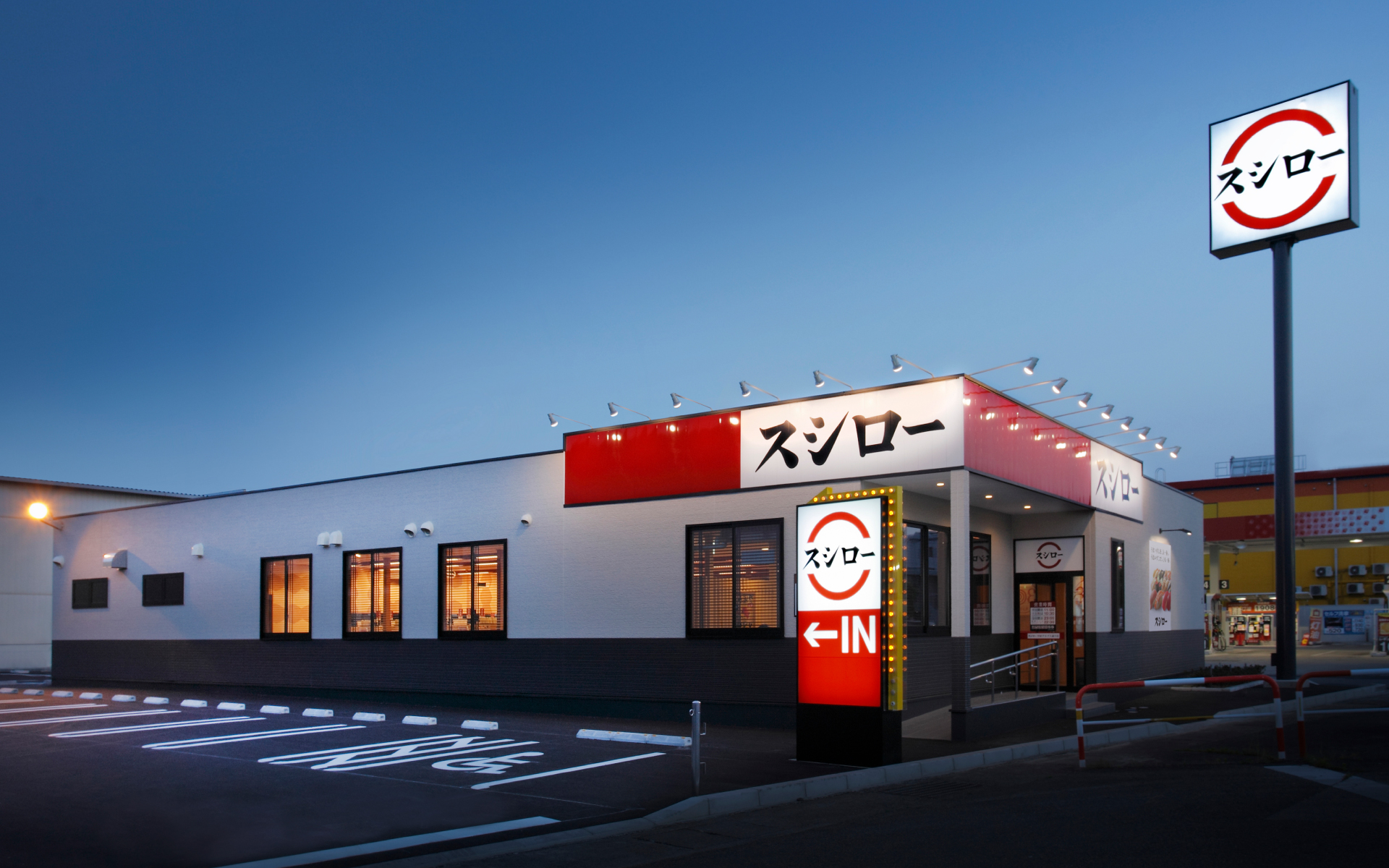 日本連鎖迴轉壽司店龍頭壽司郎今年初遭顧客舔醬油瓶等惡搞，壽司郎9日向禍首高中生要求6700萬日圓損害賠償。(圖：壽司郎官網)
