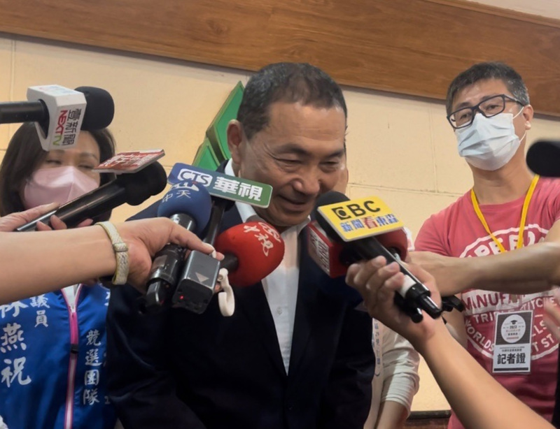 新北市長侯友宜（中）10日上午出席崑山科技大學畢業典禮，並接受媒體聯訪。(圖：中央社)
