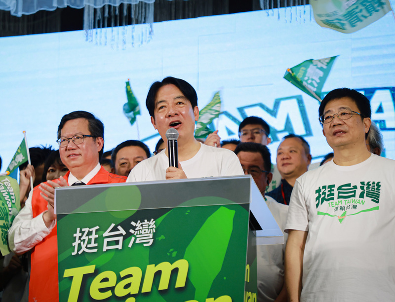 桃園市信賴台灣之友會成立大會10日上午在中壢區舉行，民進黨總統參選人賴清德（前中）出席致詞。前左為行政院副院長鄭文燦。(圖：中央社)