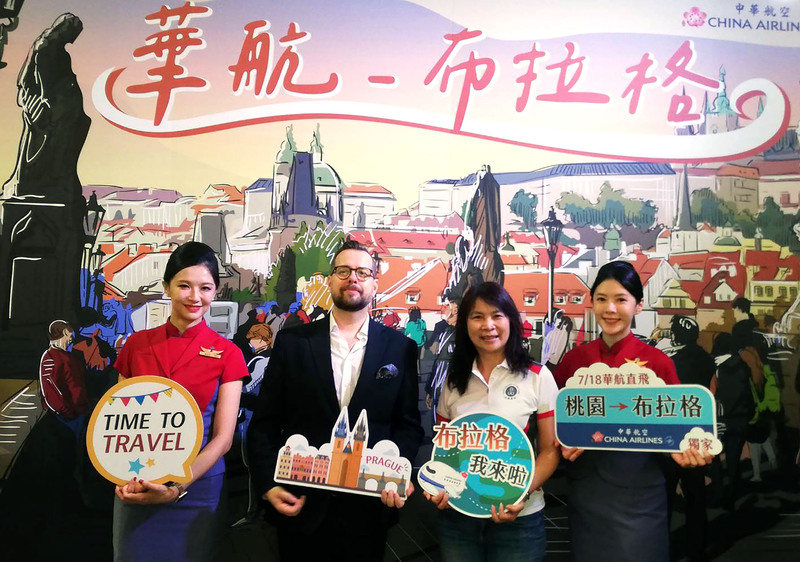 中華航空7月18日首航布拉格，10日下午在台北市信義區舉辦「布拉格首發派對」，捷克駐台代表史坦格（David Steinke）（左2）出席。(圖：中央社)