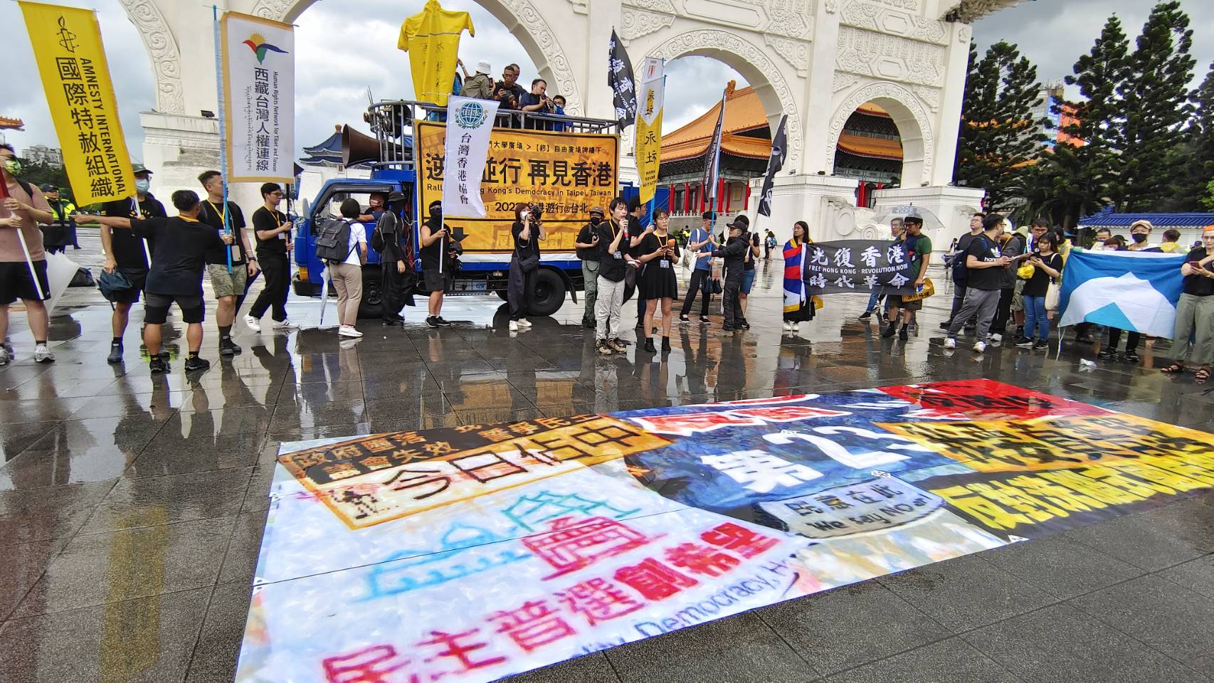 反送中運動4週年，「逆風並行，再見香港--2023台港遊行」10日下午在大雨中展開。(王韋婷攝)