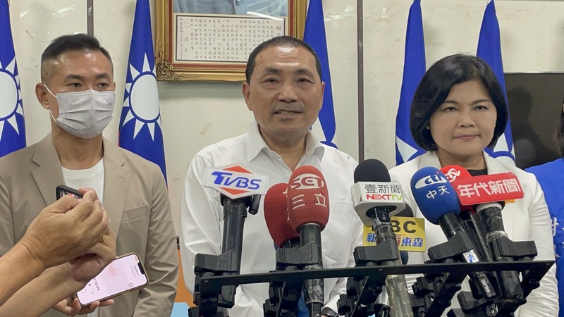 新北某幼兒園疑餵藥案，國民黨總統參選人、新北市長侯友宜（中）11日表示，每天掌握案件最新進度，呼籲檢方加速釐清藥物來源。 (圖：中央社)