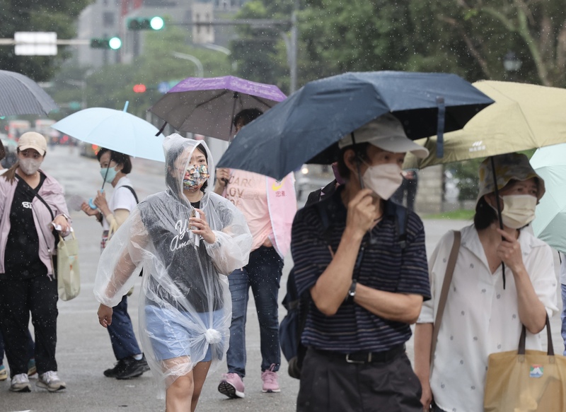 嘉義以南今晨雨勢大 南部地震頻繁留意路況。(圖：中央社)