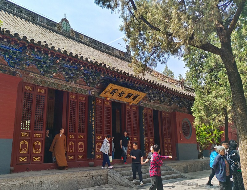 今年1至5月中國參訪寺廟人數較去年同期大增逾4倍，其中約半數是20多歲至30多歲的年輕人。(圖取自微博)