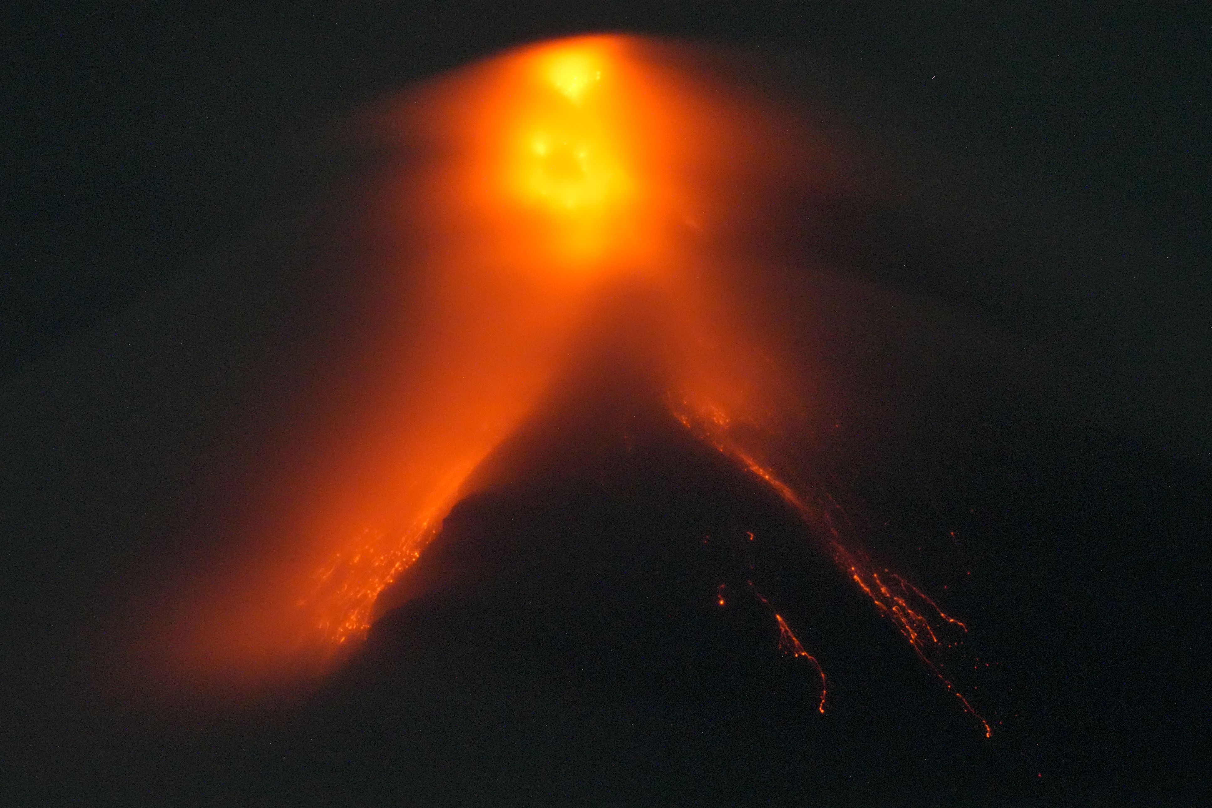 菲律賓馬永火山(Mayon Volcano)噴出熔岩。(美聯社/達志影像)