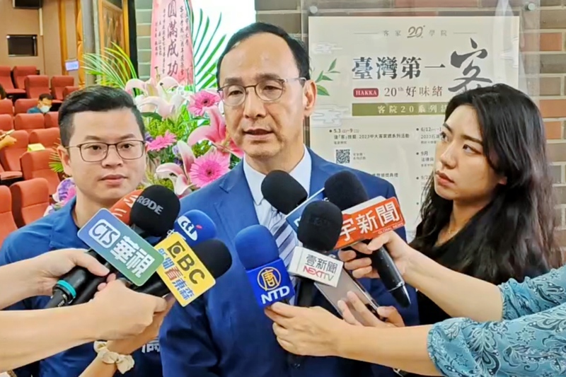 國民黨主席朱立倫（中）12日出席中央大學客家學院20週年慶祝茶會受訪。 (圖：中央社)