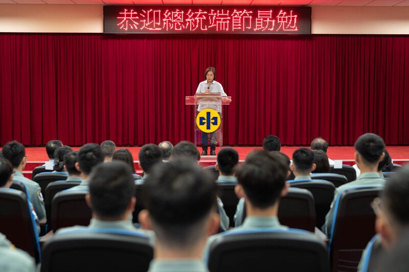 蔡英文總統12日下午在勗勉「國防大學理工學院」時指出，近年在國艦國造、國機國造都有具體成果，這要歸功於理工學院長期培育國防科研人才。(圖：中央社)