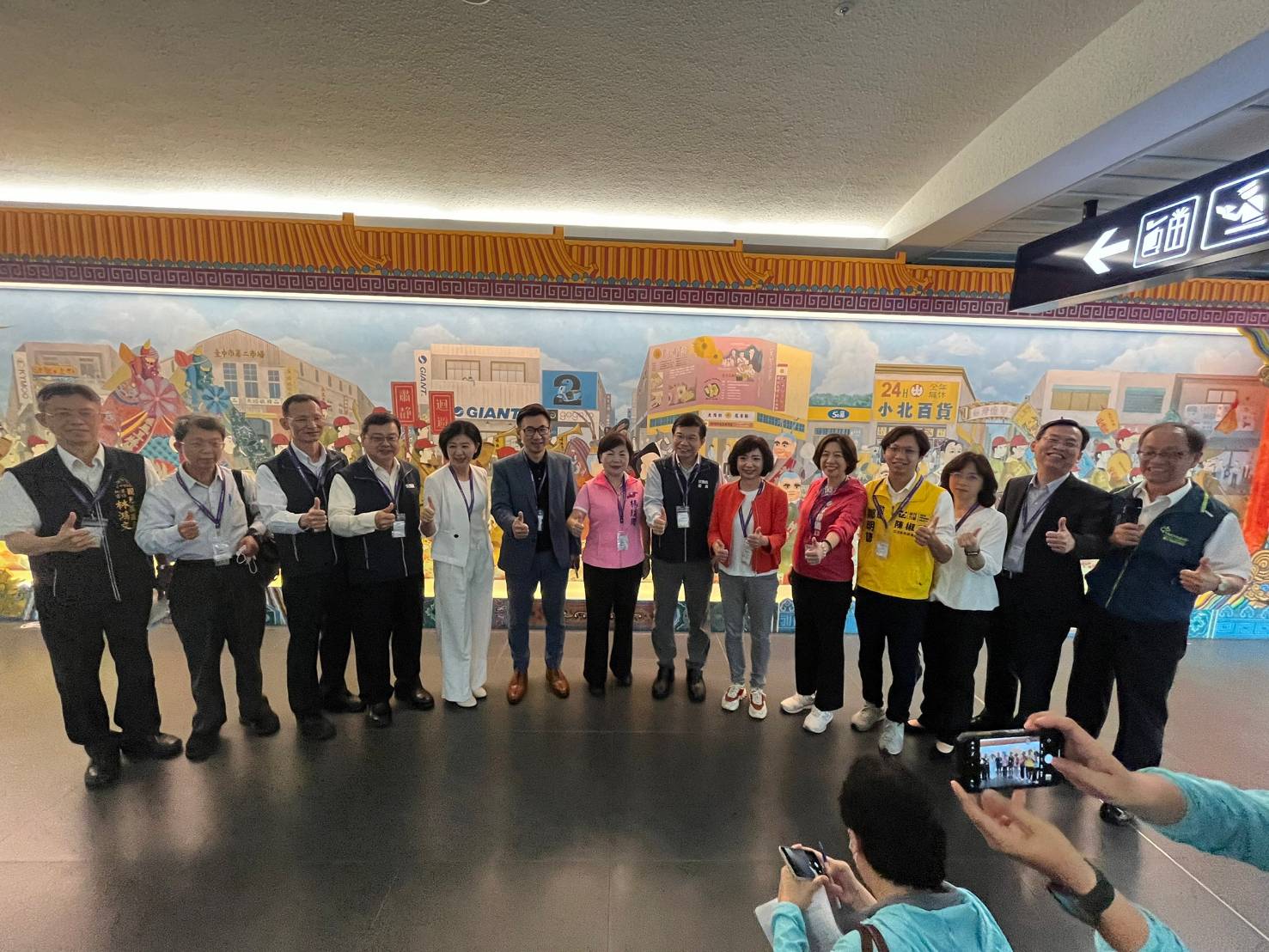 交通部長王國材12日到台中國際機場視察航廈整備情形。(圖:交通部)