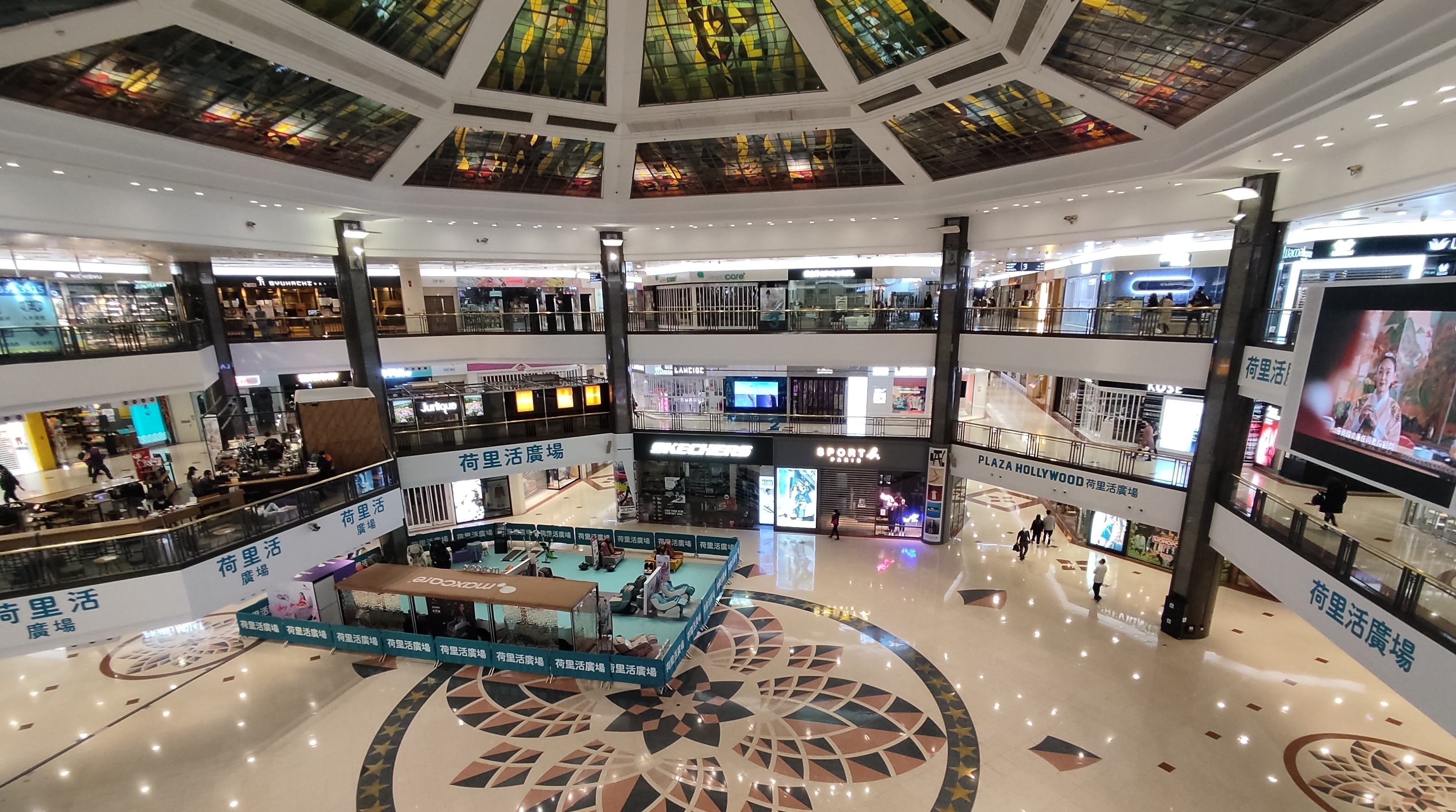 香港鑽石山荷里活廣場2日有一名中年人士隨機殺人。(示意圖/維基)