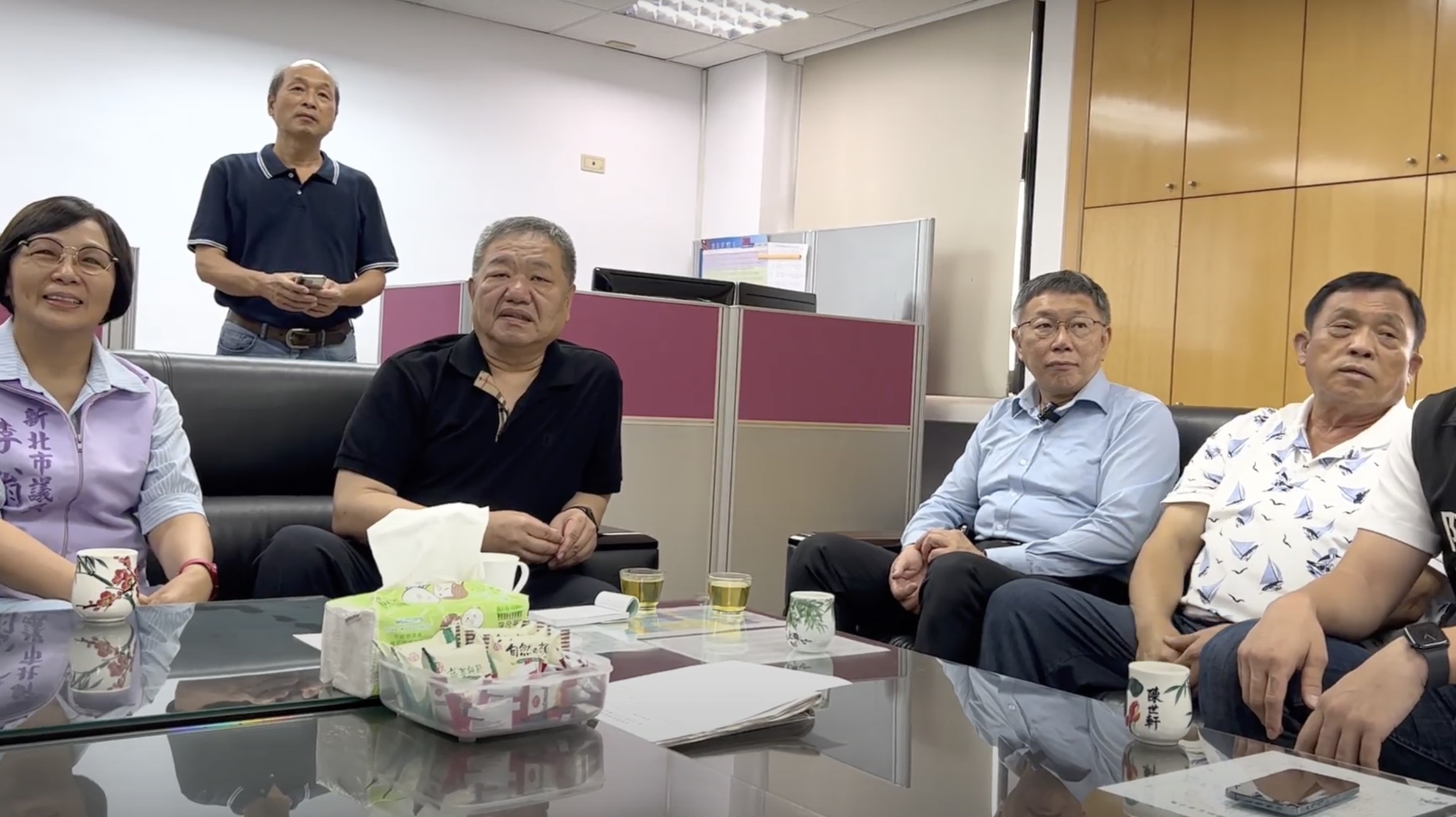 民眾黨主席、總統參選人柯文哲12日中午前往新北市議會，拜會國民黨籍議長蔣根煌。(民眾黨提供)