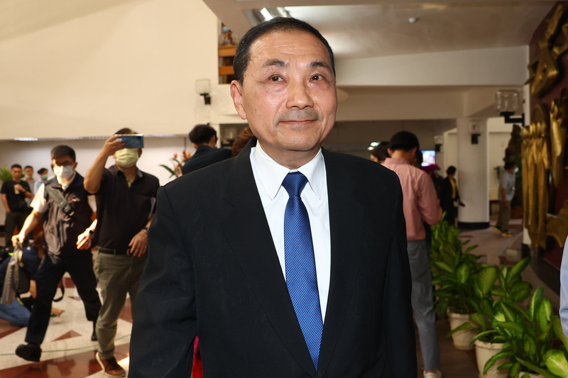 新北市長侯友宜13日下午前往新北市議會說明私立幼兒園疑餵藥案。(圖：中央社)