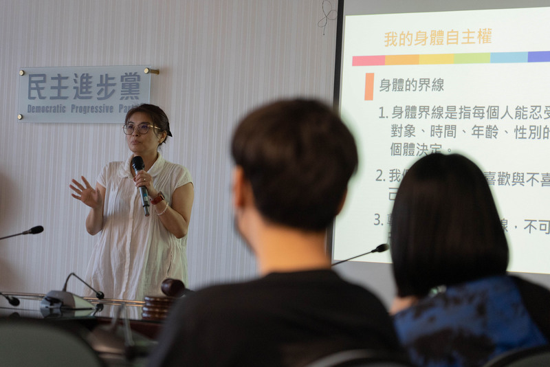 民進黨性別平等事務部13日舉辦首場黨工場次性平課程，邀請高雄市女性權益促進會副理事長黃嘉韻擔任講師。(圖：中央社)