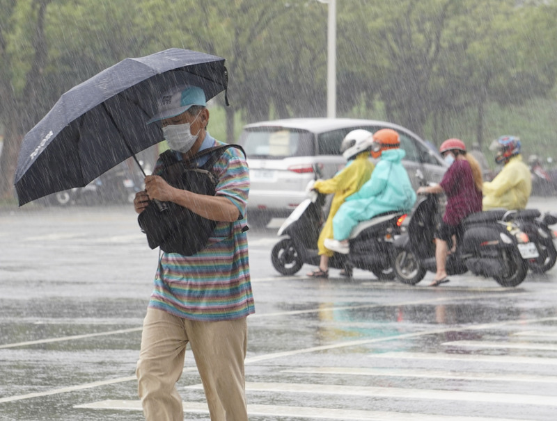 滯留鋒面持續在南部徘徊 午後留意局部強降雨。 (圖：中央社)