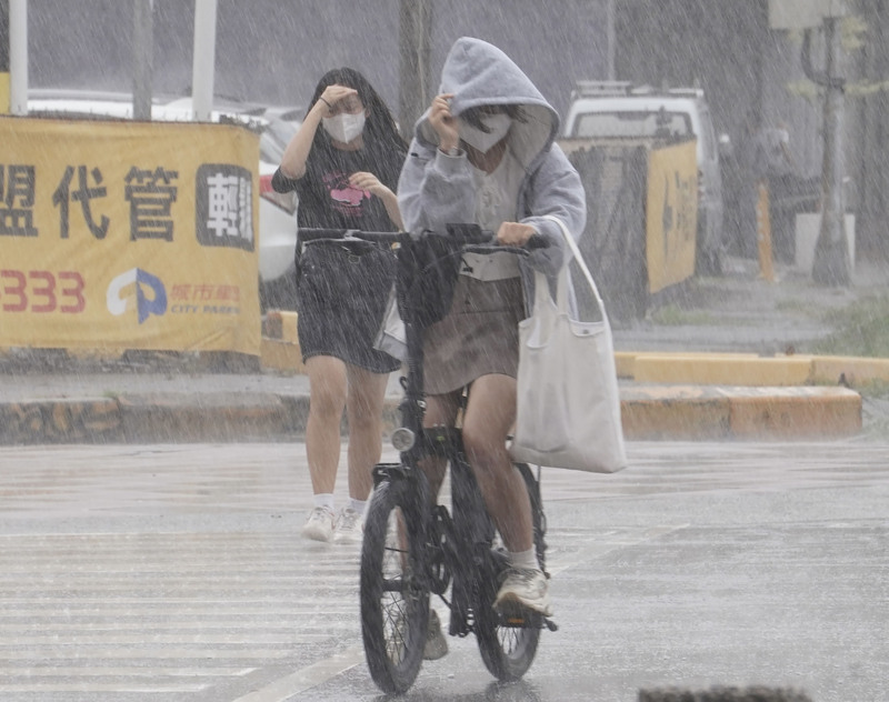 易有短延時強降雨，中南部雨勢持續而明顯。 (圖：中央社)