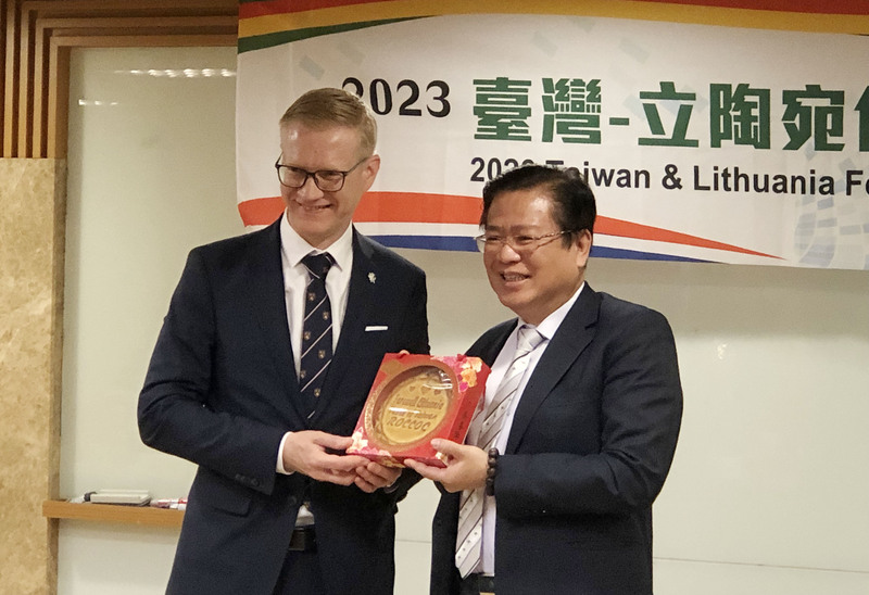商總13日舉辦2023台灣立陶宛食品產業交流會，理事長許舒博(右)表示，立陶宛為東歐的重要經濟體之一，台灣與立陶宛間的貿易總額逐年成長。(圖：中央社)