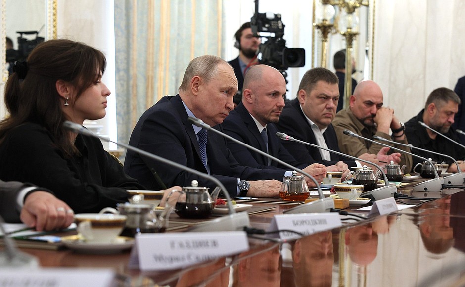 俄羅斯總統蒲亭(Vladimir Putin)(左2)13日表示，烏克蘭的大規模反攻在任何地區都沒有取得成功，並且烏克蘭的人命損失是俄羅斯的10倍。(圖:克宮)