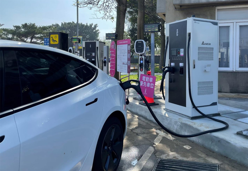 截至今年4月，全台電動小客車已逾4萬輛，公共充電樁截至第一季也已達7,700多槍。(圖：交通安全入口網)