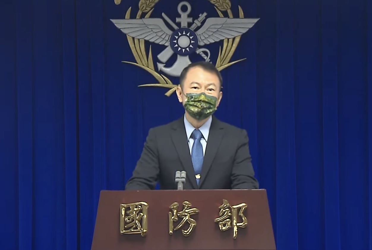 全動署物力動員處長沈威志13日在國防部例行記者會中，公布「全民國防應變手冊」內容。(林詠青 攝)