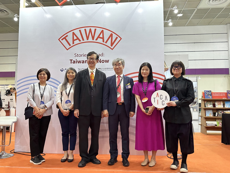 文化內容策進院（TAICCA）與台北書展基金會首次合作在首爾國際書展設立台灣館，駐韓國副代表齊永強（左3）、台北書展基金會董事長吳韻儀（左2）、大韓出版協會會長尹哲鎬（右3）等人在台灣館前合影。 (圖：中央社)