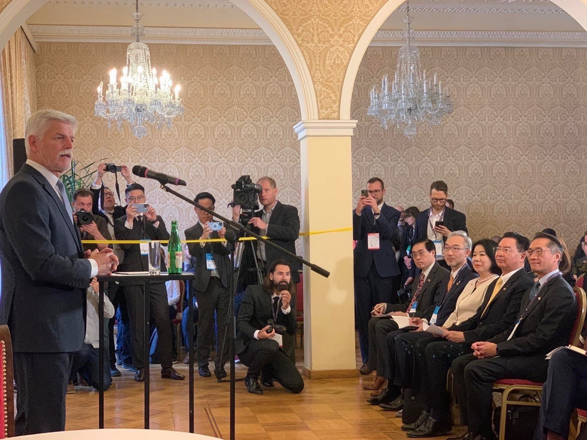 捷克總統帕維爾(Petr Pavel，左)出席「2023歐洲價值高峰會」開場致詞，外長吳釗燮(坐者右二)在其開場致詞後發表專題演說 (外交部提供)