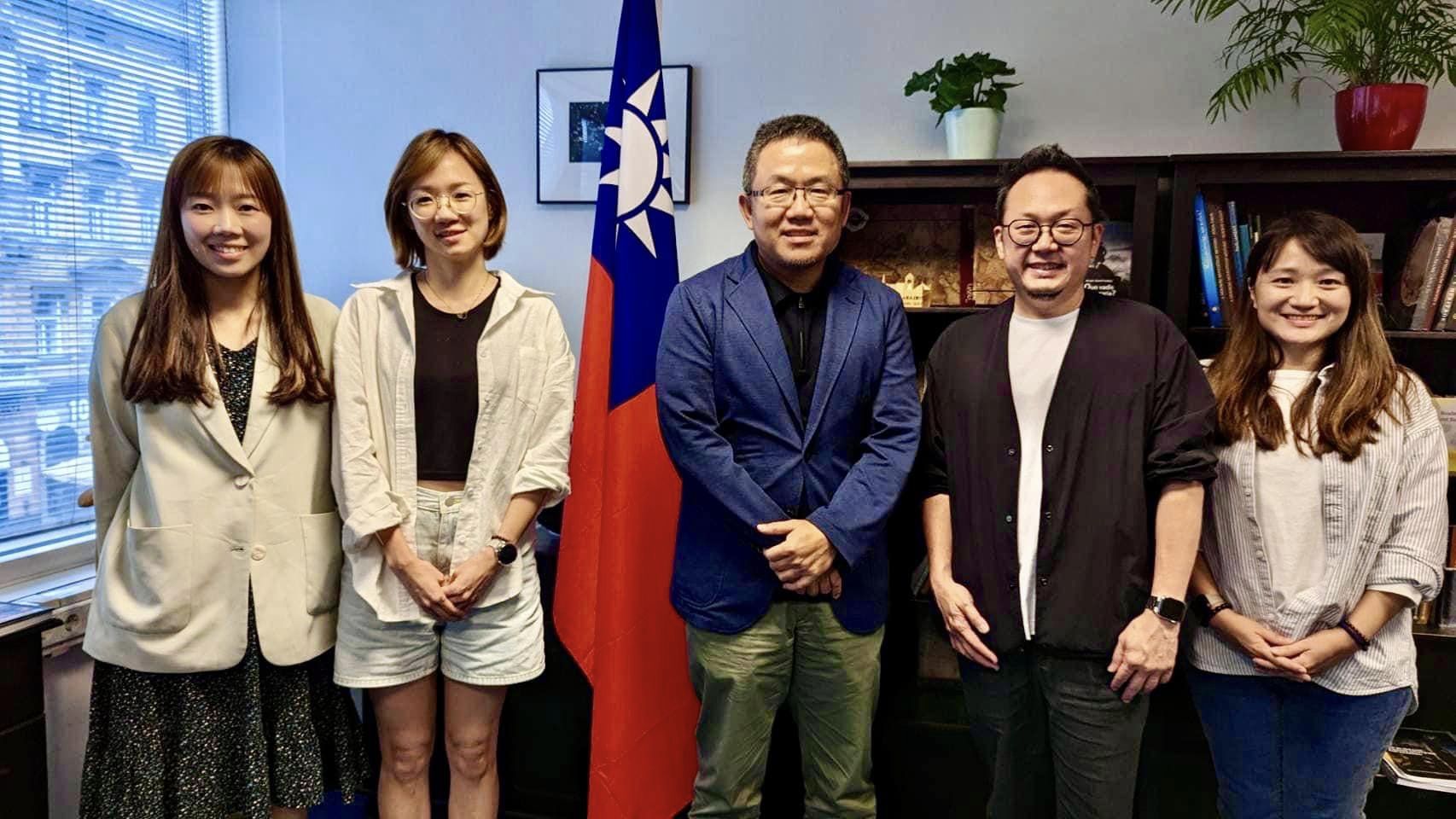 文總與紙風車劇團受邀參與布達佩斯建都150週年慶祝活動，將於當地舉辦「台灣歐趴 文化遶境」活動，工作團隊近日已抵達匈牙利暖身。駐匈牙利大使劉世忠(右三)表達歡迎，右二為文總文化總會秘書長李厚慶。(駐匈牙利台北代表處提供)