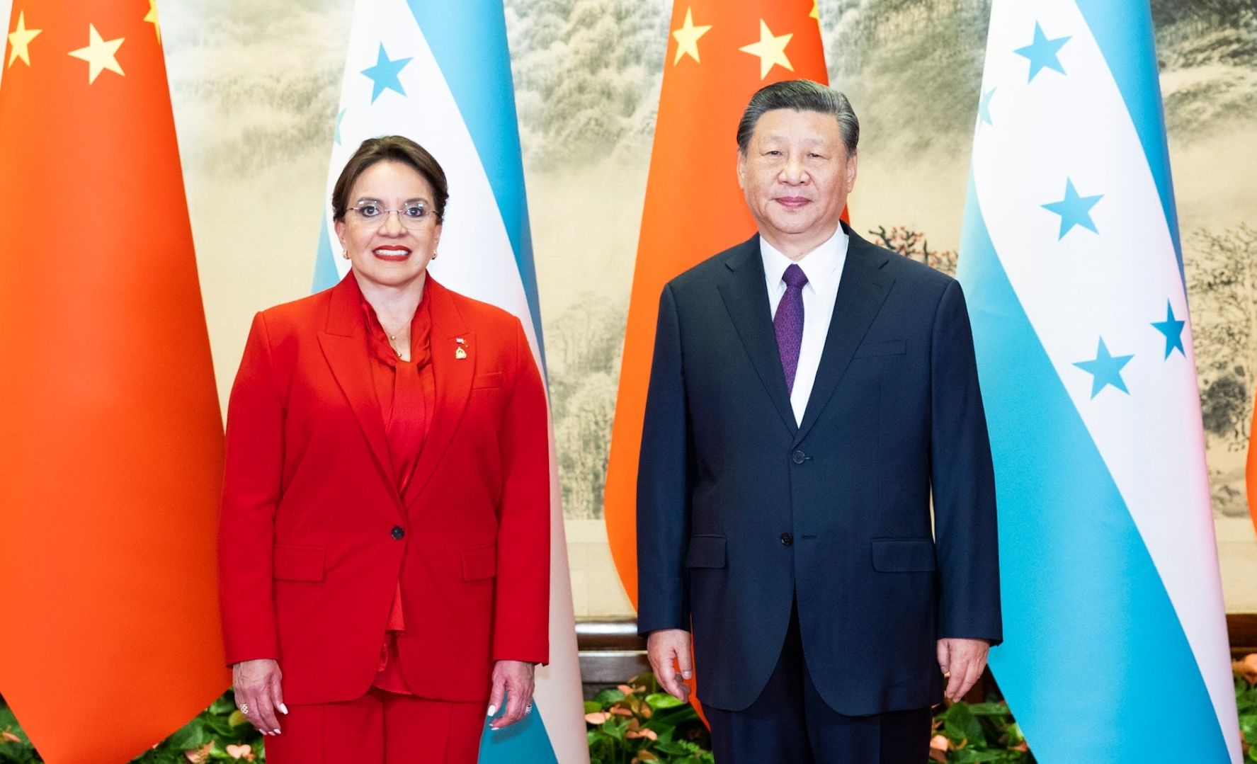 宏都拉斯總統秀瑪菈．卡蕬楚(Xiomara Castro)訪中，並與中國國家主席習近平發布聯合聲明扭曲台灣主權地位。(圖:中共外交部)