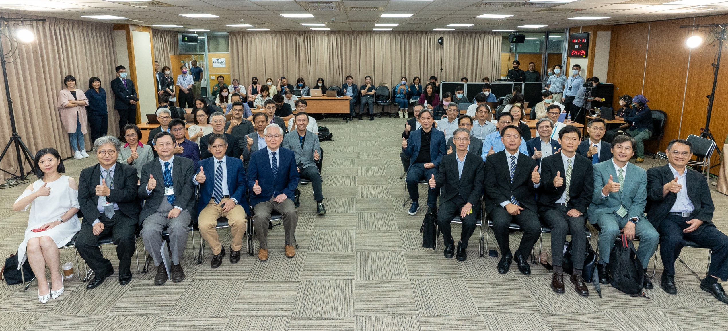 國科會14日展示TAIDE初步成果「7B模型」，在自動摘要、翻譯文本、寫信及寫文章等四個方面，均有不錯的表現。(圖:國科會)