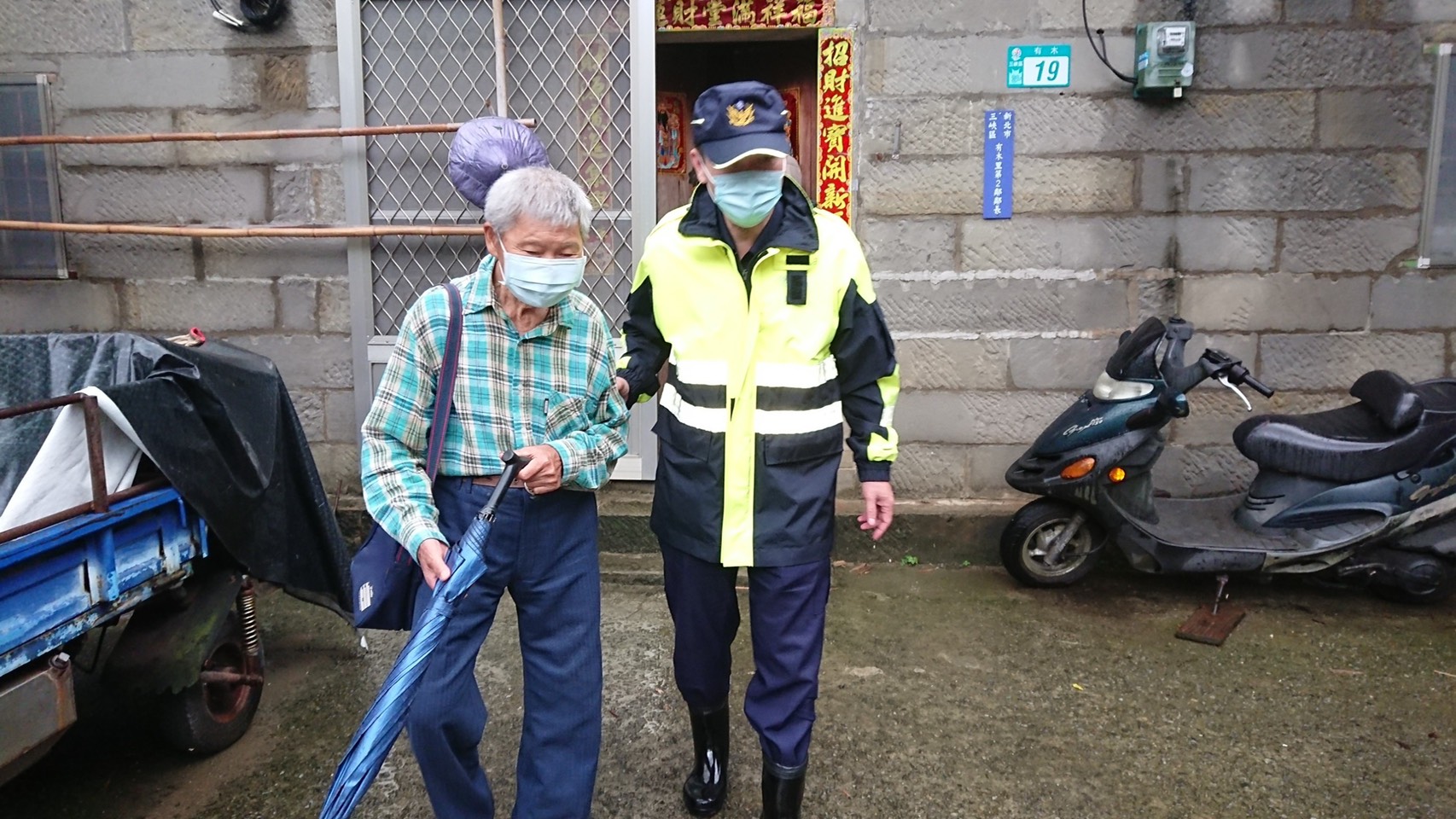 防災士課程也包含災難時如何疏散居民。圖為有木里配合警方協力在災前疏散里民畫面。(有木里辦公處提供)