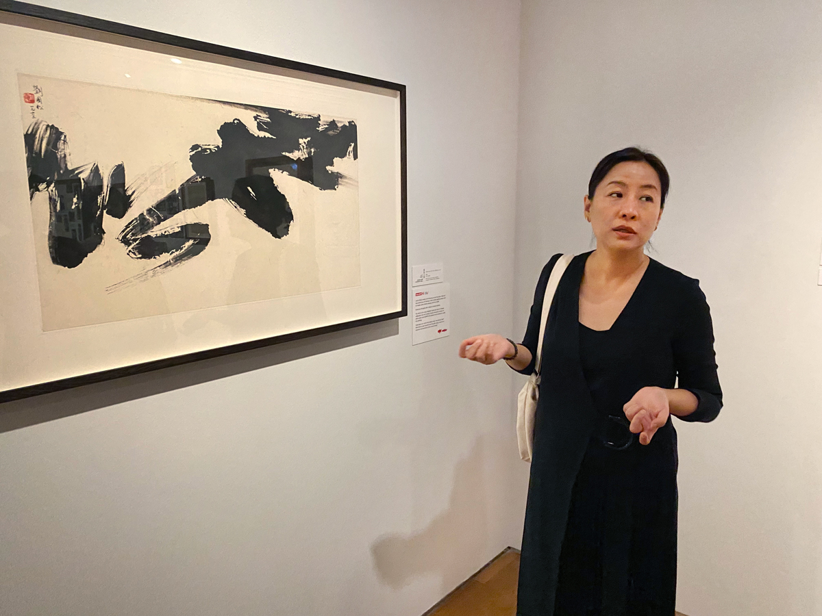 新加坡國家美術館策展人蔡珩博士，6月8日向央廣訪團解說劉國松的作品《墨象之舞》。(林詠青 攝)