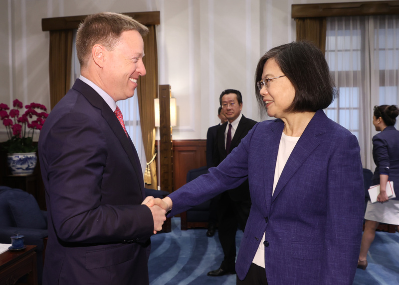 總統蔡英文（右）15日在總統府接見美國智庫「保衛民主基金會」（FDD）軍事安全專家交流團，與美國前副國家安全顧問博明（Matt Pottinger）（左）握手致意。 (圖：中央社)