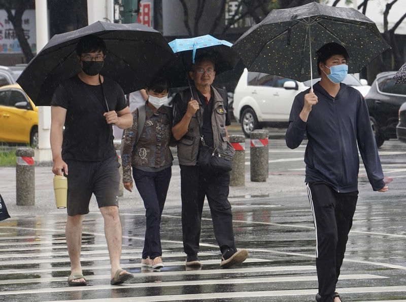 氣象局23日持續發布豪雨特報及大雨特報，提醒民眾要特別留意。(資料照/圖：中央社)