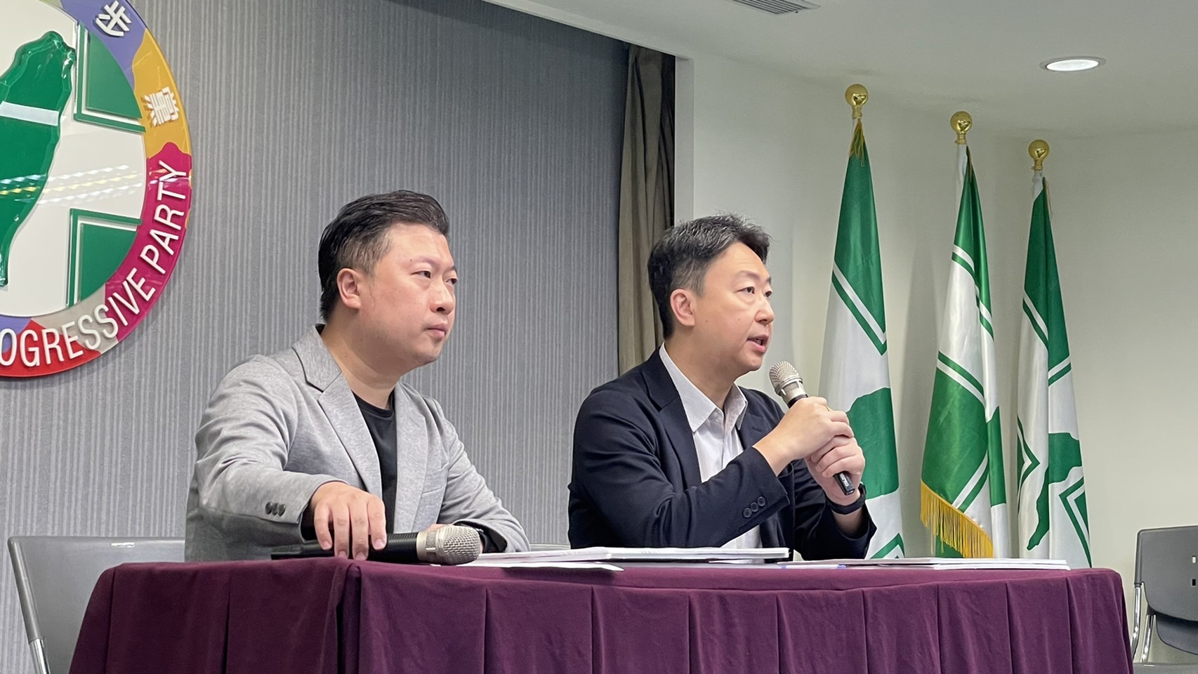 賴清德競辦發言人陳世凱今天(15日)則表示，國民黨市議員陳述「4月接到陳情」，卻受到壓力必須在議會殿堂上鞠躬道歉，形同周子瑜事件翻版（劉玉秋攝）