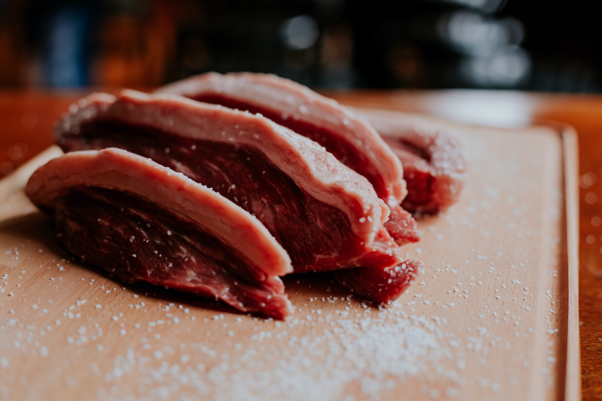 行政院拍板決定，將開放加拿大全牛齡牛肉進口台灣。(圖：unsplash)