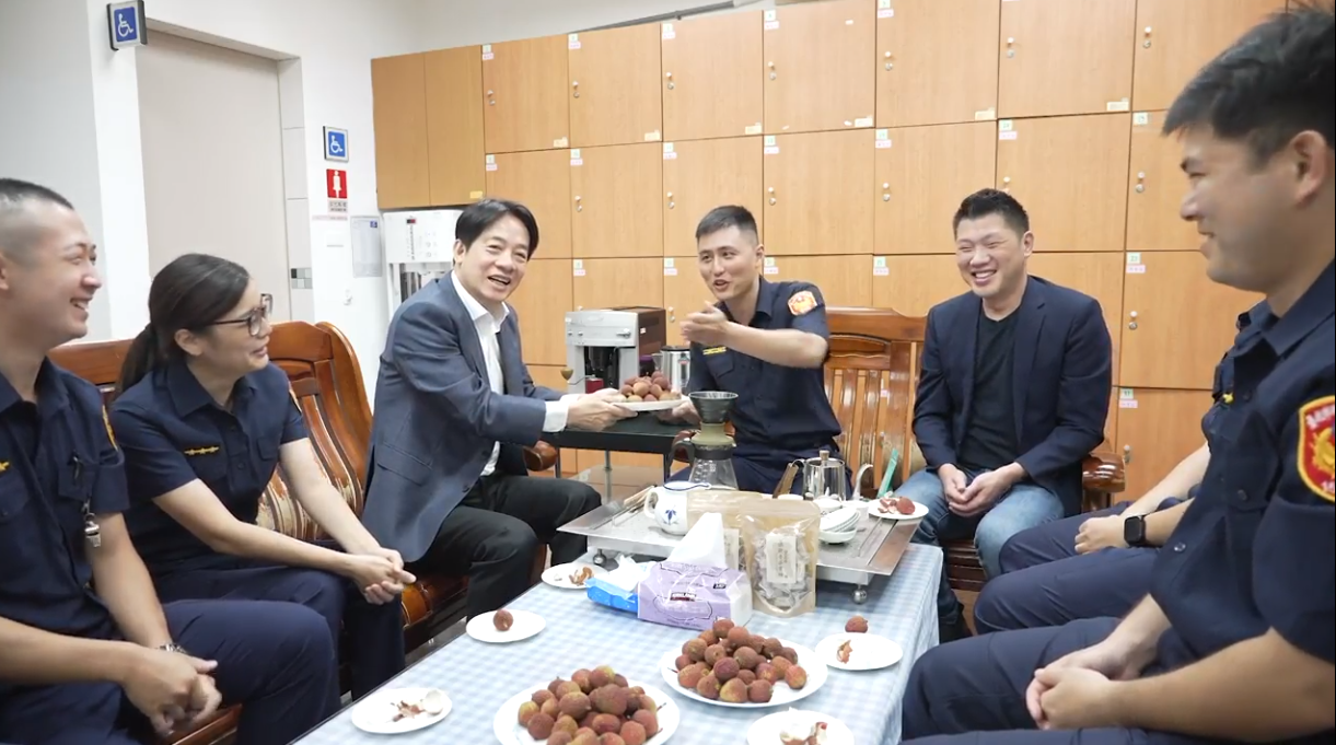 6月15日為警察節，副總統賴清德特別在警察節前到台北市政府警察局文山第一分局木新派出所慰勉第一線警察同仁。(圖:翻攝總統府影片)