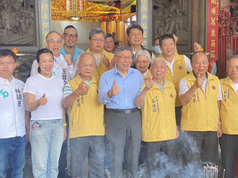 台灣民眾黨主席柯文哲（前中）16日走訪新竹縣、市，上午至新竹市東寧宮參拜，黨籍不分區立委吳欣盈（前左2）等人陪同。(圖：中央社)