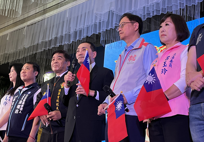 國民黨總統參選人、新北市長侯友宜(右3)16日下午到桃園參加陸軍官校校友會會員大會暨慶祝黃埔建校99周年。(圖：中央社)