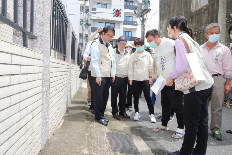 疾管署13日公布今年本土首起登革熱病例，且累計至昨天已達8例，均集中在台南市。圖為疾管署長莊人祥(左2)16日在台南市長黃偉哲(左)等陪同下，前往仁德區視察防治工作。(圖：中央社)