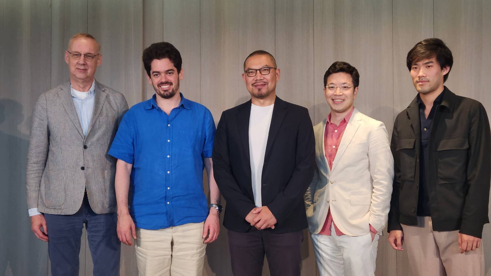 (左起)鹿特丹愛樂執行總監 George Wiegel、鹿特丹愛樂首席指揮 拉哈夫．沙尼、衛武營藝術總監簡文彬、小提琴家黃俊文、鋼琴家劉曉禹。(江昭倫 攝)