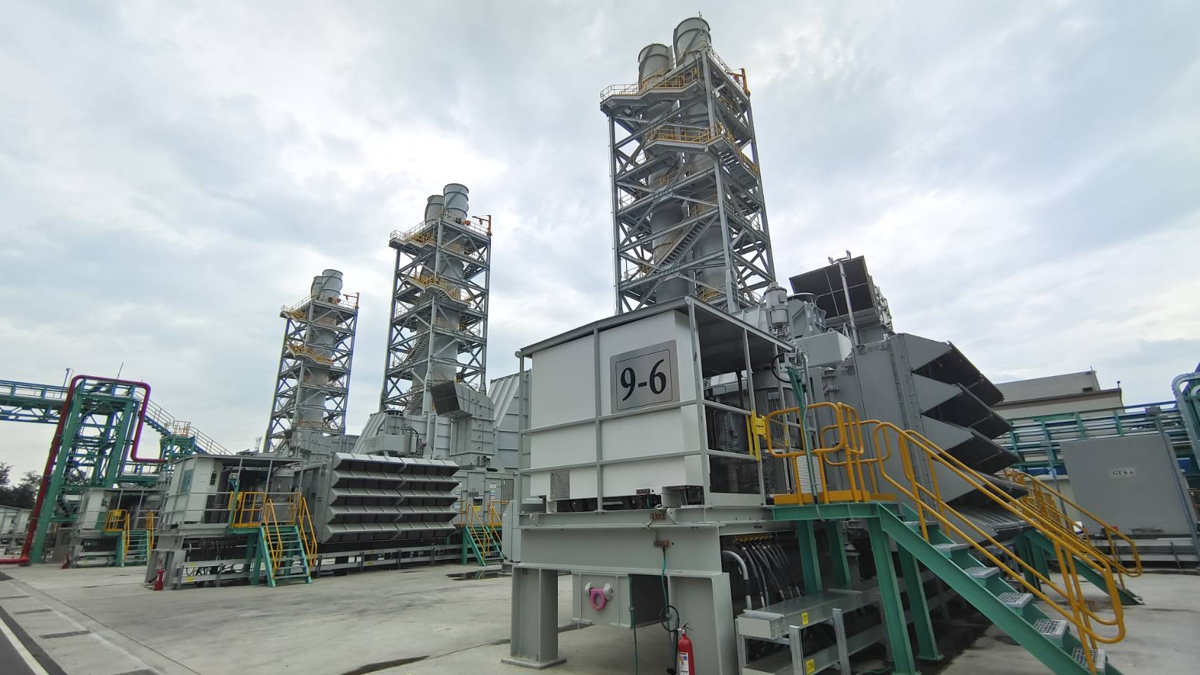 台電通霄電廠小型氣渦輪機組。（王韋婷攝）