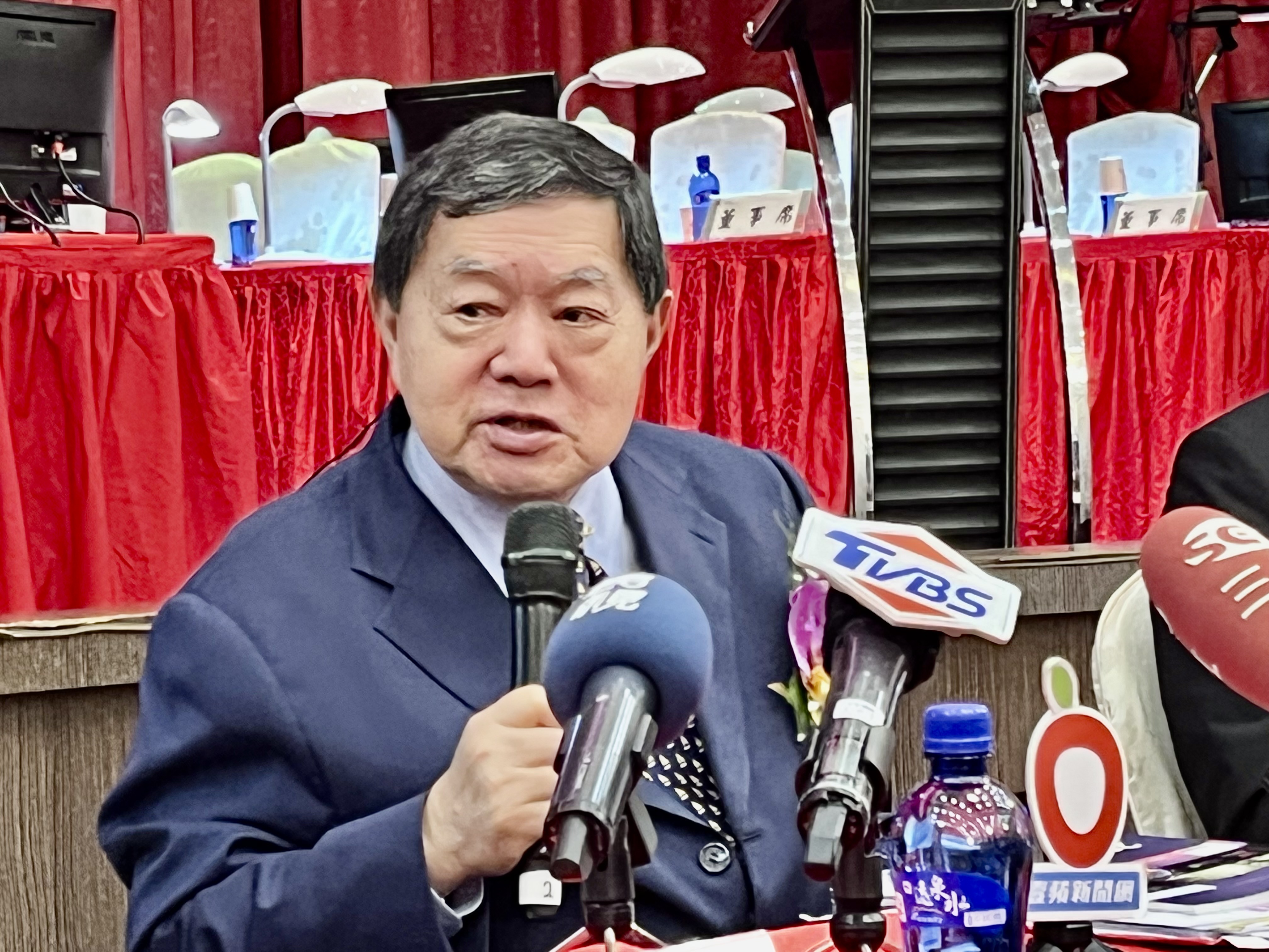 SOGO卡爭議，遠東集團董事長徐旭東表示，一份「無限期」的合約需要調整，也希望和國泰世華銀行坐下來談一談，雙方「和氣生財」。(圖／陳林幸虹 攝)